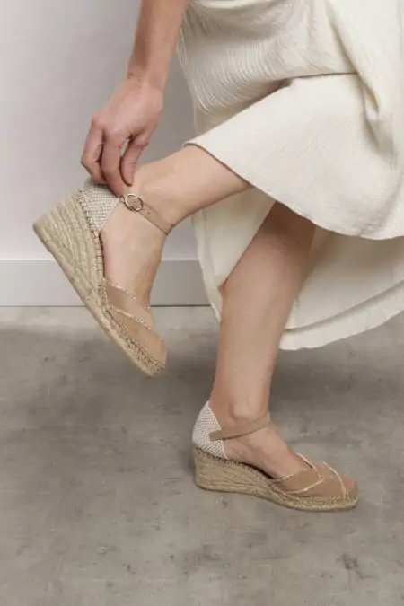 Alpargatas cuña color camel...