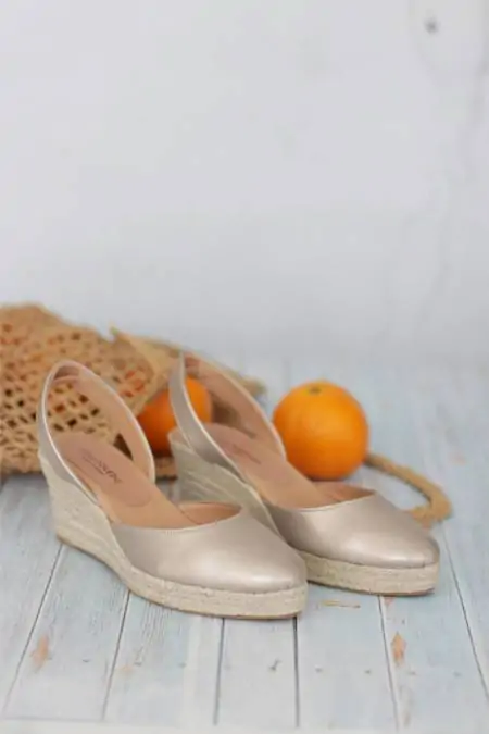 Alpargatas doradas cuña y...