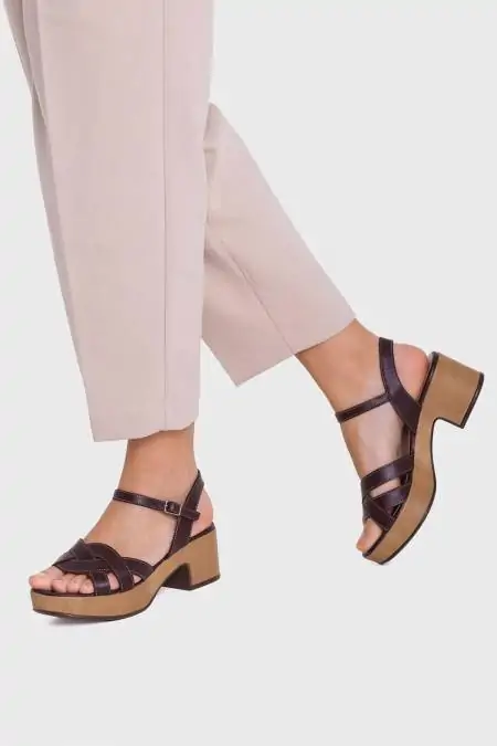 Wide heel sandals brown...