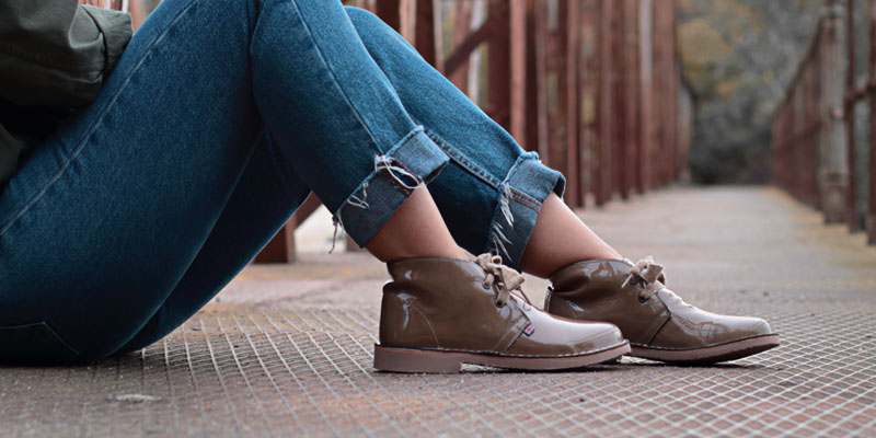 Desert boots patent leather camel color